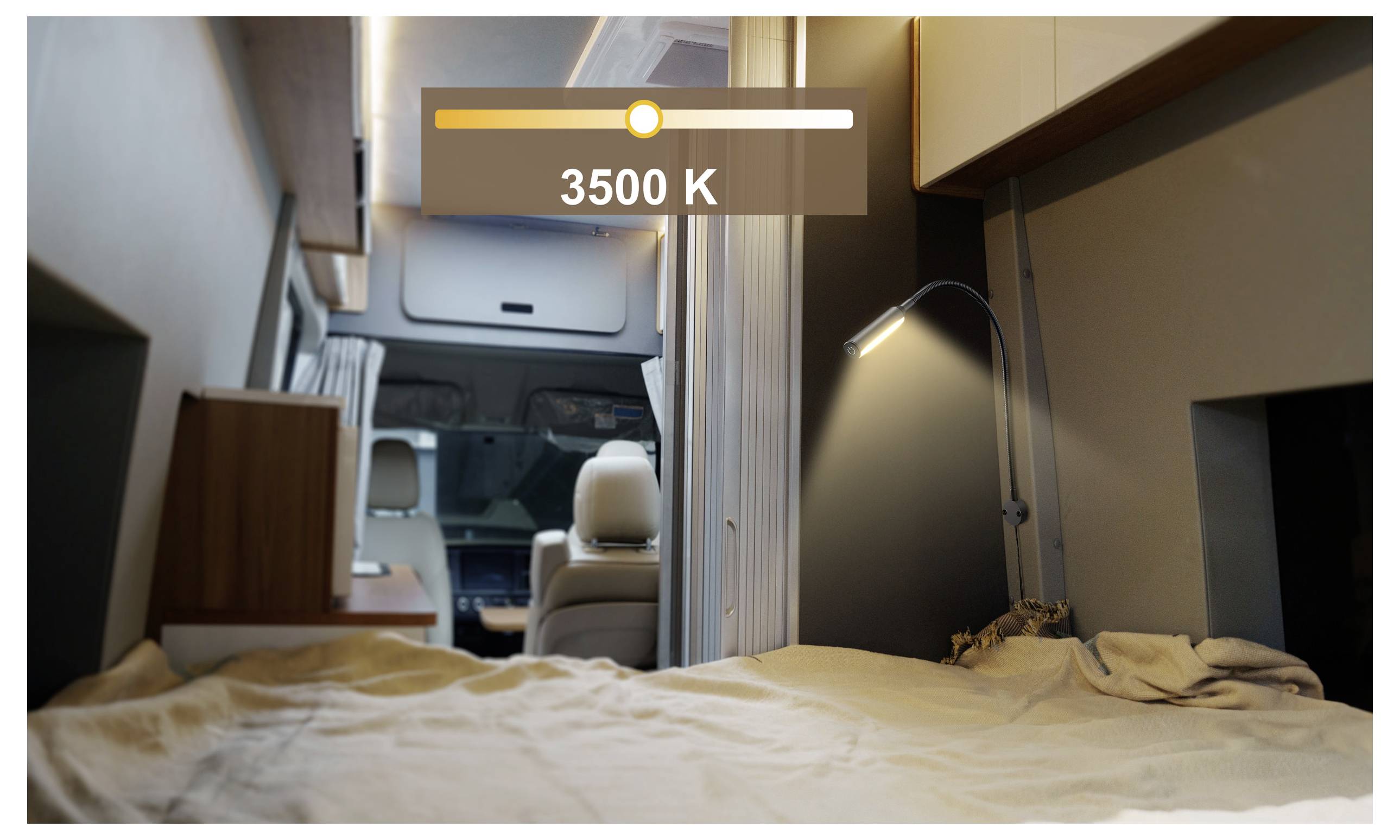 „Innenraum eines Wohnmobils mit einem Bett im Vordergrund und einer eingeschalteten Leselampe, eingestellt auf eine warme Farbtemperatur von 3500 K.