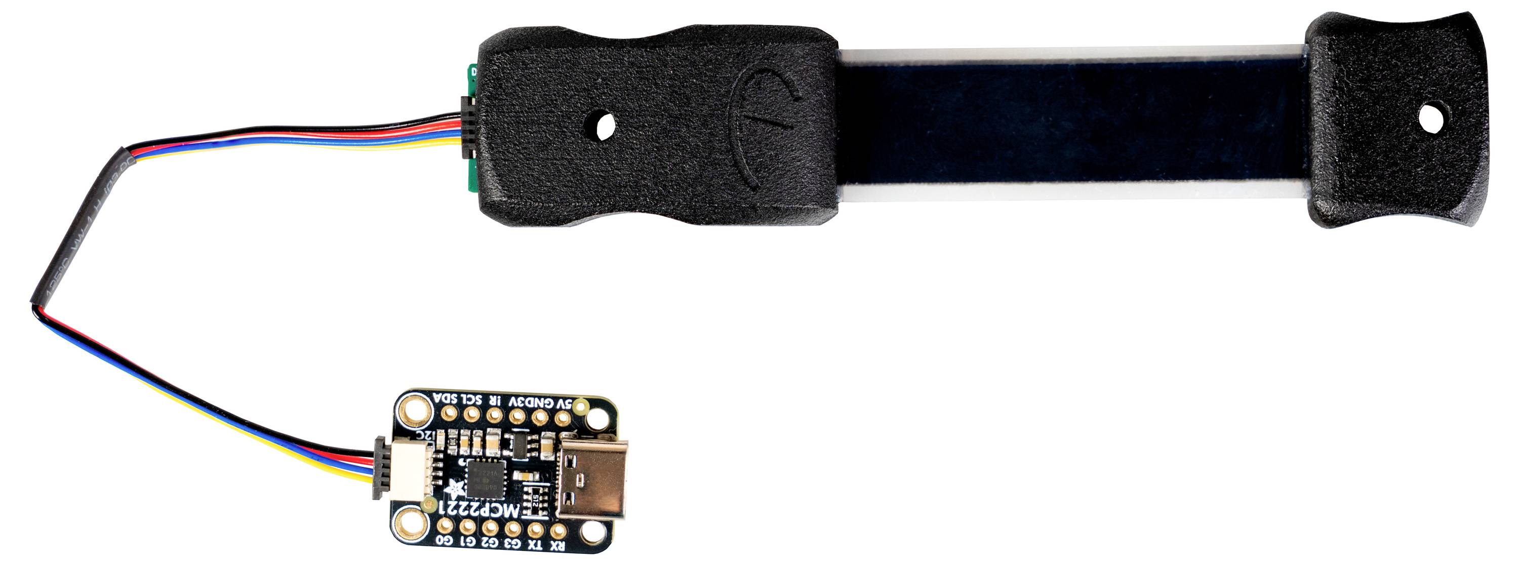 Ein digitaler Mikrocontroller, der über mehrfarbige Kabel mit einer flexiblen Leiterplatte verbunden ist und für elektronische Projekte oder Prototypen verwendet wird.