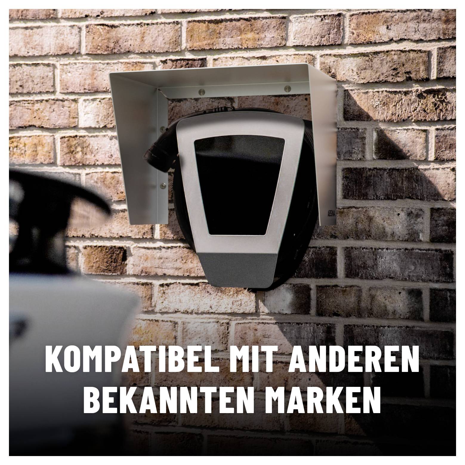 Eine an einer Ziegelwand montierte Elektrofahrzeug-Ladestation mit dem Text 'Kompatibel mit anderen bekannten Marken' darunter.