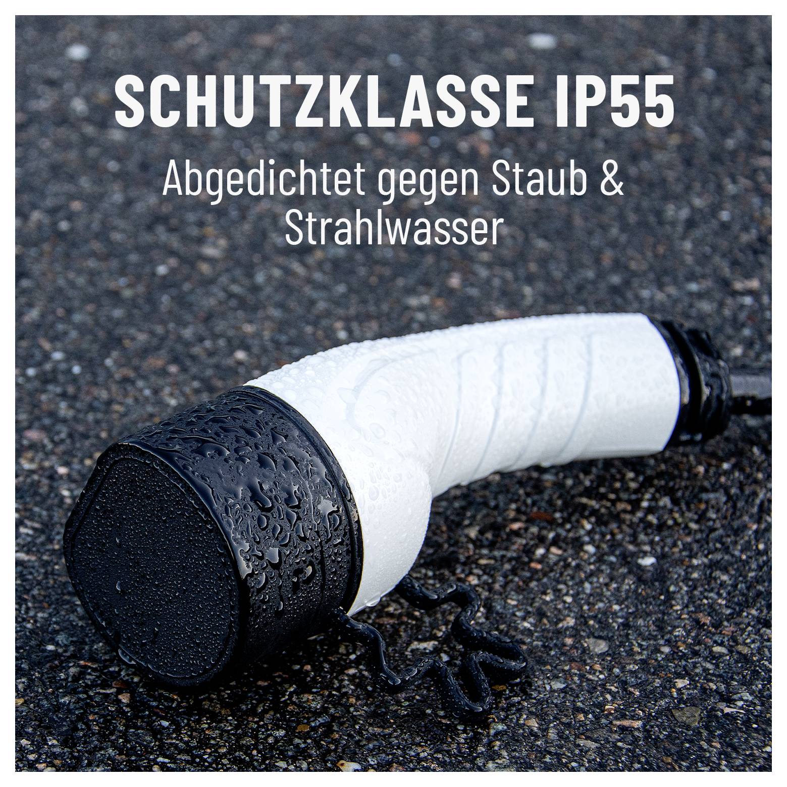 Ein Netzkabel mit einem schwarzen Sockenbezug liegt auf einer nassen Oberfläche. Text oben liest sich: 'SCHUTZKLASSE IP55 Abgedichtet gegen Staub & Strahlwasser.'