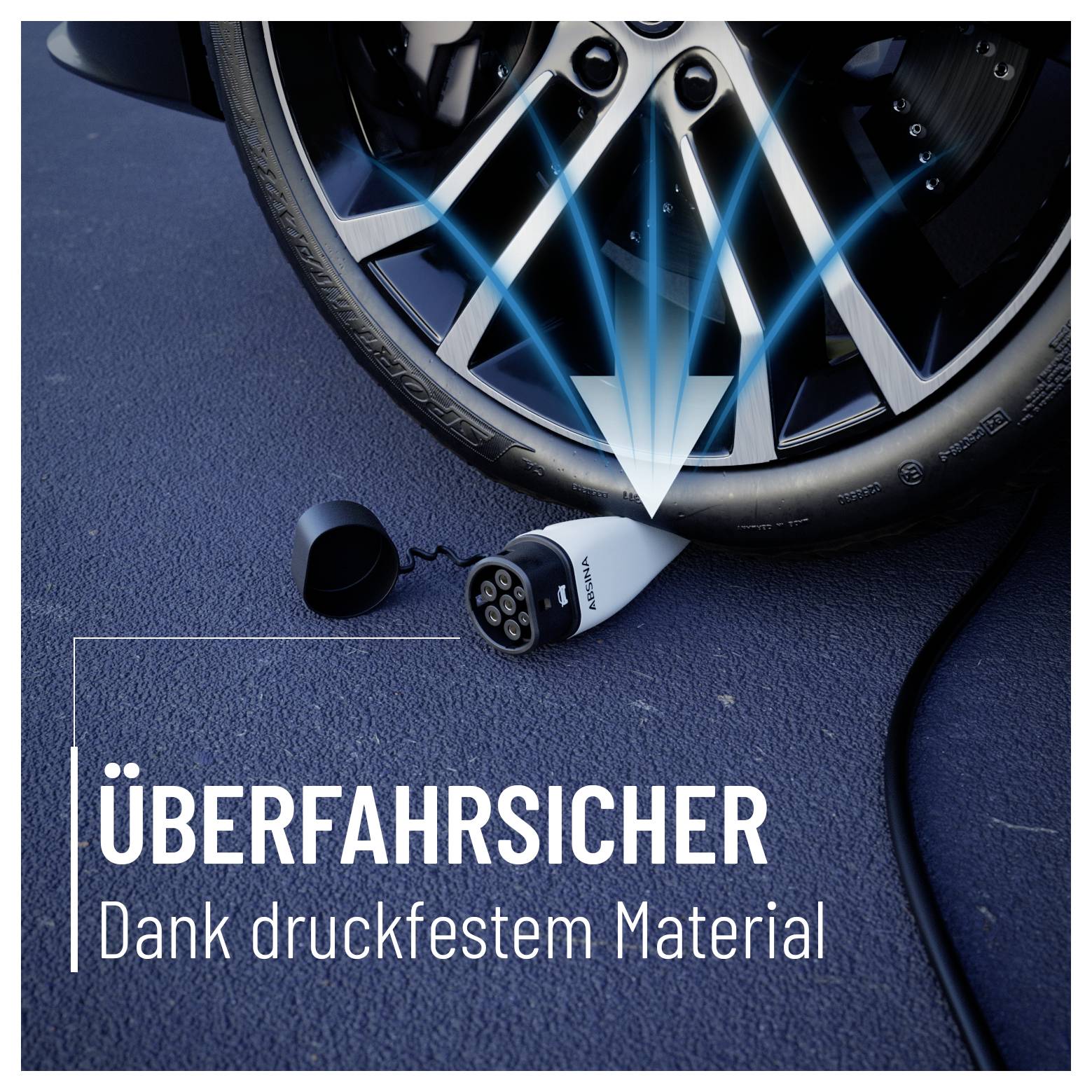 Ein Ladestecker unter einem Autoreifenreifen bleibt unbeschädigt und zeigt damit seine Haltbarkeit. Text lautet: 