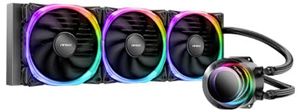 Ein Computer-Flüssigkühlsystem mit drei beleuchteten Lüftern in Regenbogenfarben und einer angeschlossenen, leuchtenden Kreispumpe.