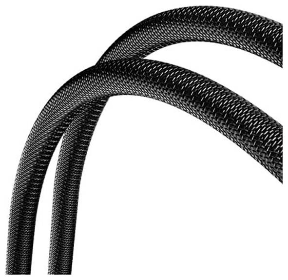 Nahaufnahme von zwei verschlungenen schwarzen Kabeln mit einer strukturierten, gewebten Oberfläche. Die Kabel sind geschwungen und bilden eine Kurve vor einem einfarbigen weißen Hintergrund.