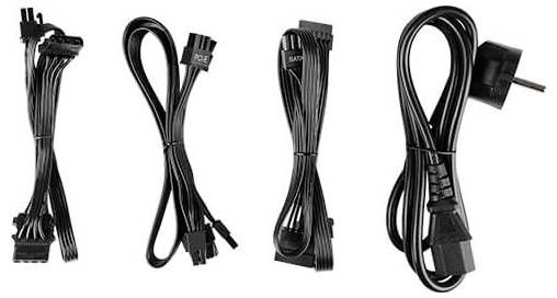 Vier schwarze Computerkabel werden nebeneinander angeordnet und dargestellt, wobei jedes Kabel unterschiedliche Anschlüsse aufweist, darunter PCIe-, SATA- und Netzteil-Steckertypen.