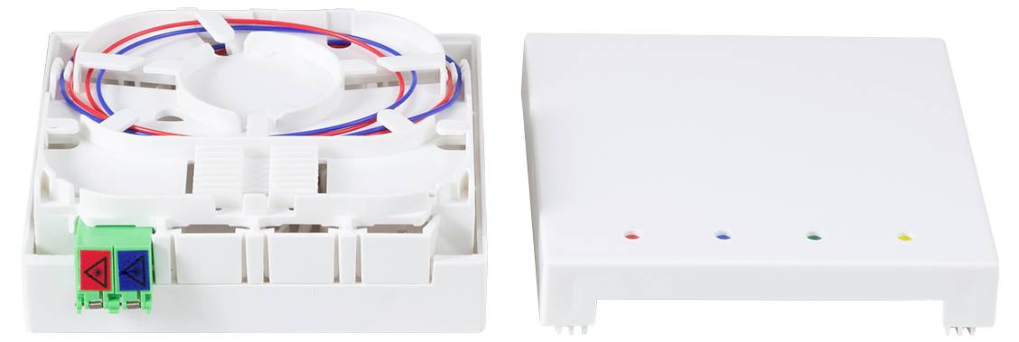 Eine Glasfaser-Anschlussbox, links geöffnet mit aufgewickelten Kabeln, und rechts geschlossen mit vier farbigen Kontrollleuchten.