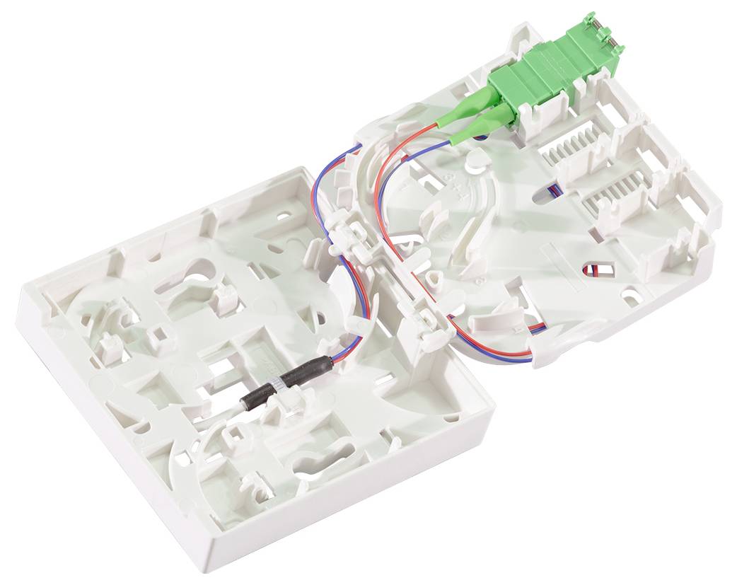 Geöffnete weiße Plastik-Glasfaserkabelverteilerdose mit mehrfarbigen Kabeln und grünem Anschluss im Inneren, die die interne Verkabelungsanordnung zeigt.
