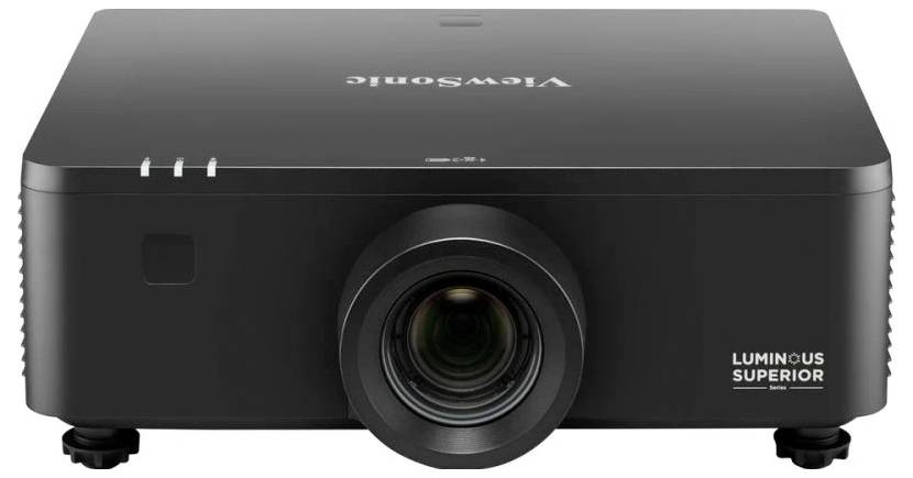 Ein schwarzer Projektor mit einer Linse in der Mitte. Oben befindet sich das Logo 'ViewSonic' und in der unteren rechten Ecke steht 'Luminous Superior.'