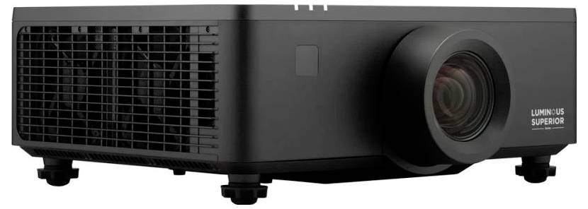 Ein schwarzer, rechteckiger Projektor mit einer großen Linse rechts und Lüftung an der Seite, mit der Aufschrift 
