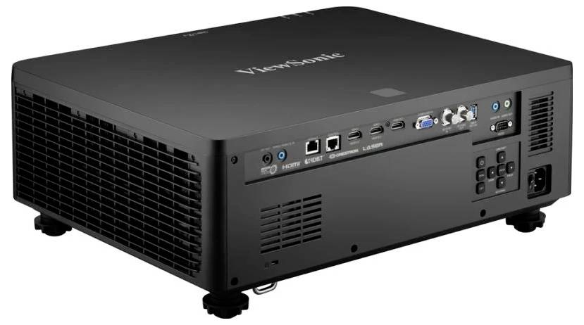 Ein schwarzer Projektor mit mehreren Anschlüssen, darunter HDMI, USB und LAN, der auf einer weißen Oberfläche steht.