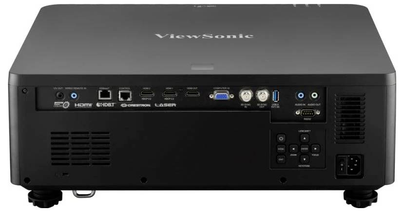 Ein schwarzer ViewSonic-Projektor, der verschiedene Eingabeports wie HDMI, USB und Ethernet zeigt, mit Bedienelementen und Stromeingang auf der Rückseite.