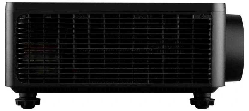 Ein schwarzer rechteckiger Projektor, von der Seite betrachtet, mit Lüftungsschlitzen und Linse, wahrscheinlich für Präsentationen oder Heimkino verwendet.