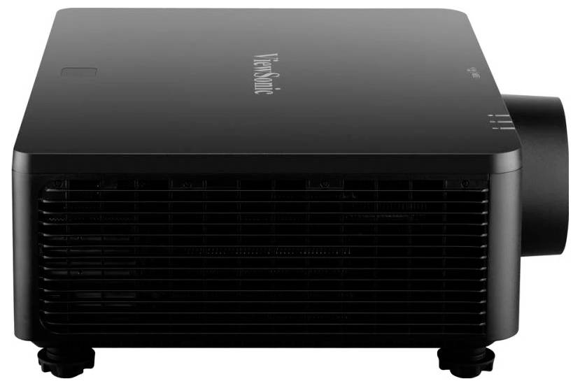 Ein schwarzer Projektor mit elegantem Design verfügt über eine markante Linse und Lüftungsschlitze, geeignet für Präsentationen oder Heimkinoanlagen.