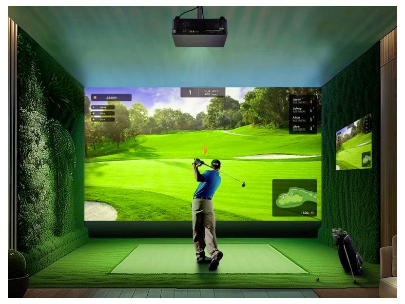Eine Person schwingt einen Golfschläger in einem Indoor-Golfsimulator-Raum. Der große Bildschirm zeigt einen lebendigen Golfplatz. Golfschläger liegen seitlich.