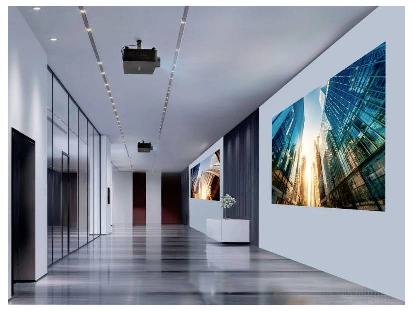 Ein moderner Büroflur mit elegantem Design, ausgestattet mit großen digitalen Bildschirmen, die abstrakte Stadtlandschaftsbilder zeigen, und Deckenlicht.
