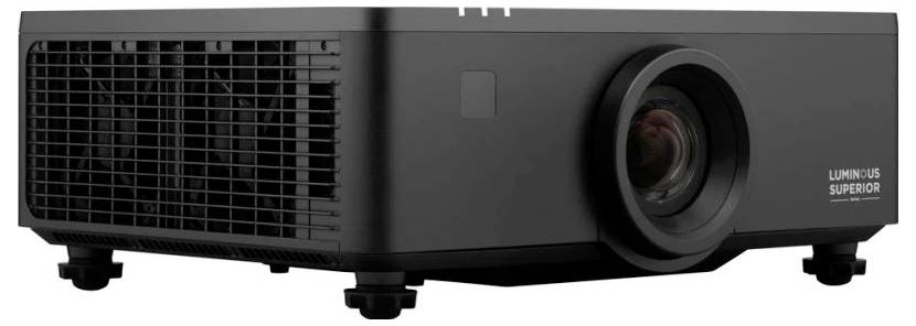 Ein schwarzer Projektor mit einem großen Objektiv und belüfteter Seite, mit der Aufschrift 