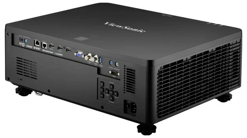 Schwarzer ViewSonic-Projektor mit mehreren Anschlüssen auf der Rückseite, darunter HDMI und USB, sowie Lüftungsschlitzen an der Seite.