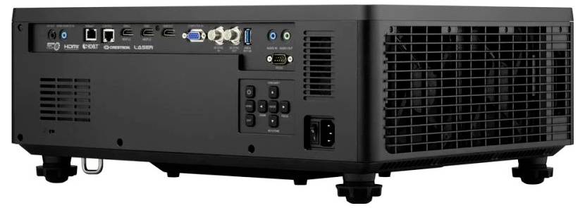 Ein schwarzer Projektor, der verschiedene Eingabe-/Ausgabeanschlüsse und Lüftungsöffnungen an seiner Seite und Rückseite zeigt, konzipiert für Heimkino oder Geschäftspräsentationen.