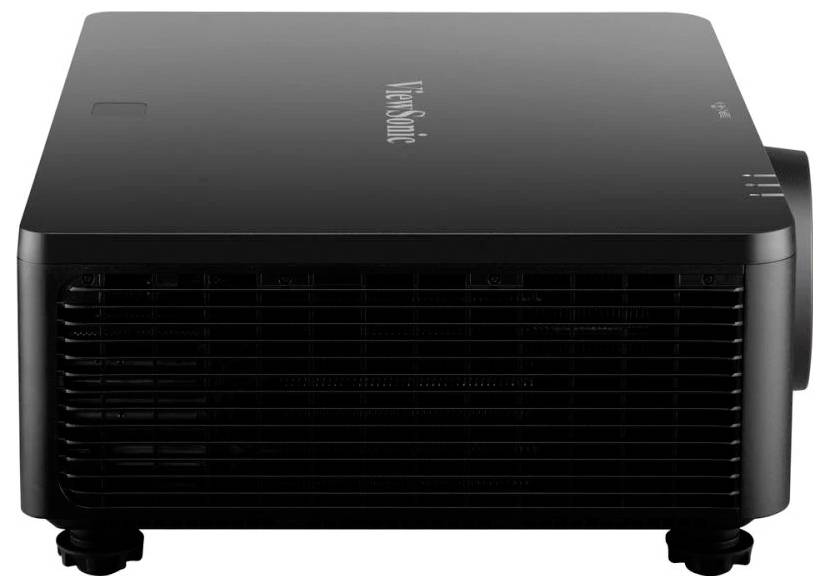 Ein schlanker, schwarzer Projektor mit einem Markenlogo auf der Oberseite, der auf einer ebenen Fläche positioniert ist und eine Seitenansicht mit Lüftungsschlitzen und verstellbaren Füßen zeigt.