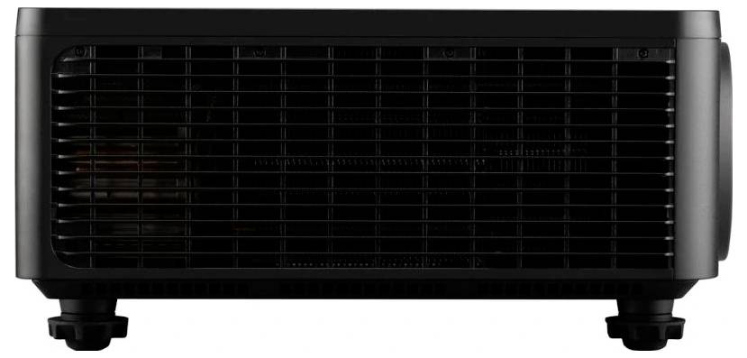 Ein schwarzes elektronisches Gerät, das einem Projektor ähnelt, mit einem gitterartigen Lüftungsgitter an der Vorderseite und vier Füßen an der Basis.