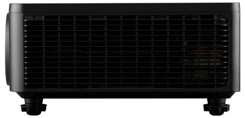 Ein schwarzes elektronisches Gerät mit Lüftungsschlitzen, höchstwahrscheinlich ein Projektor, von vorne betrachtet. Es steht auf kleinen verstellbaren Füßen.