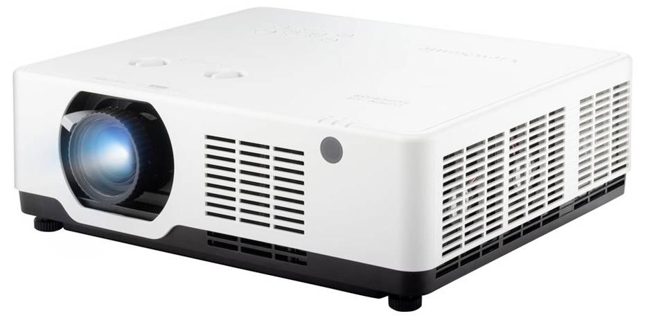 Ein weißer Projektor mit Objektiv auf der linken Seite, umgeben von Lüftungsschlitzen, konzipiert für Präsentationen und multimediale Displays.