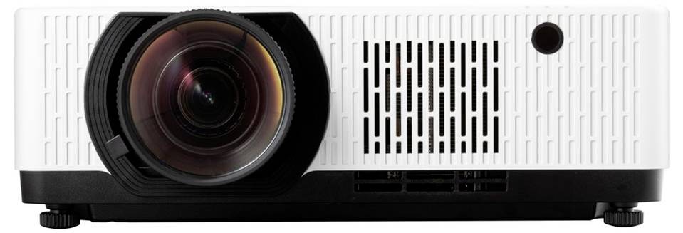 Ein weißer Projektor mit einer großen Linse und schwarzen Lüftungsschlitzen steht auf einer Oberfläche und zeigt nach vorne; er ist für Präsentationen konzipiert.