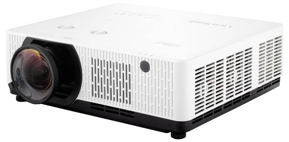 Ein weißer Projektor mit einer großen Linse und belüfteten Seiten, geeignet für Präsentationen und Mediediwiedergabe in Bildungs- oder professionellen Umgebungen.