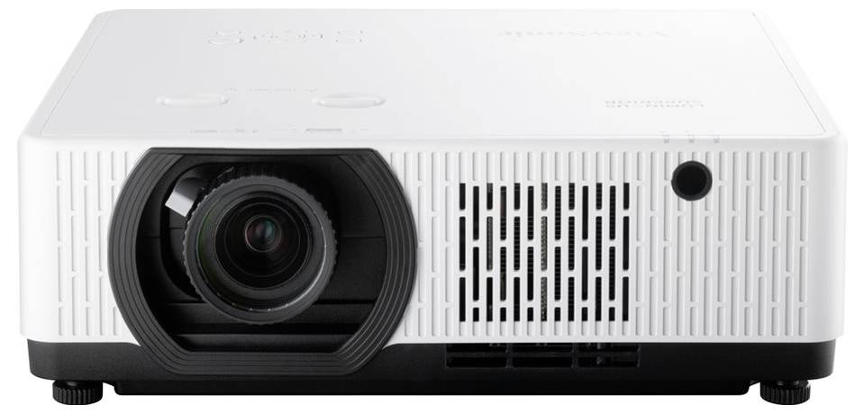 Ein weißer Projektor mit einem schwarzen Objektiv und Lüftungsöffnungen an der Vorderseite, konzipiert für Präsentationen oder Medienvorführungen in Büro- oder Klassenzimmerumgebungen.