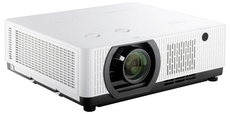 Ein weißer digitaler Projektor mit einem schwarzen Objektiv wird gezeigt, der Lüftungsgitter an den Seiten und oben aufweist und sich für Büro- oder Heimanwendungen eignet.