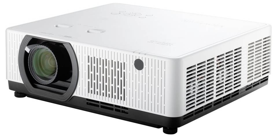 Ein weißer Projektor mit Lüftungsschlitzen, Einschaltknopf und Objektiv, leicht nach rechts geneigt, geeignet für Videopräsentationen.