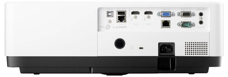 Rückansicht eines weißen Projektors mit mehreren Eingangsbuchsen, darunter HDMI, USB, VGA, Ethernet und Audioverbindungen.