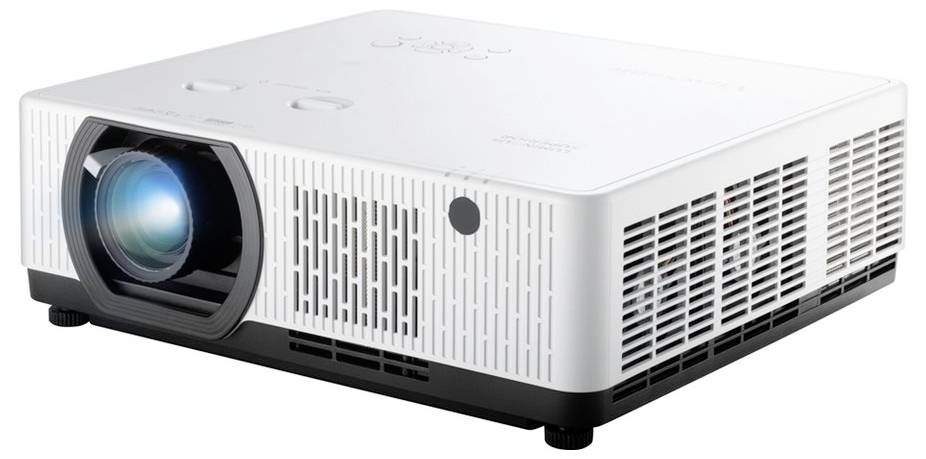 Ein weißer Projektor mit einer auffälligen Linse ist leicht von vorne angewinkelt zu sehen. Das Gerät verfügt über belüftete Seiten und Bedienknöpfe auf der Oberseite.