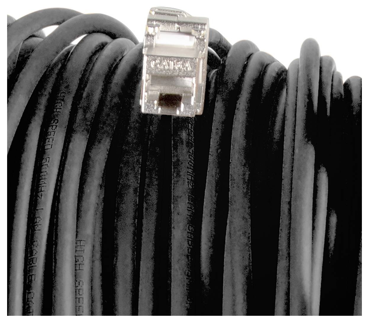 Ein gewickeltes schwarzes Ethernet-Kabel mit einem transparenten RJ45-Stecker am Ende.