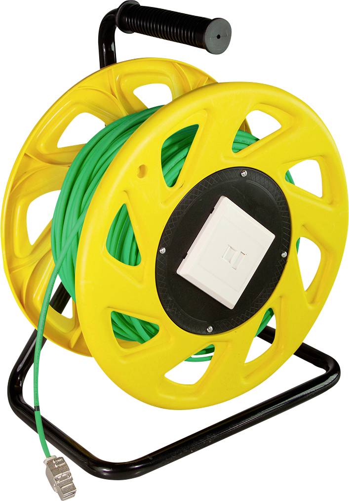 Eine gelbe Kabeltrommel mit grünem Ethernet-Kabel, das darum gewickelt ist, mit einem Tragegriff und einem Netzwerkanschluss an der Seite.