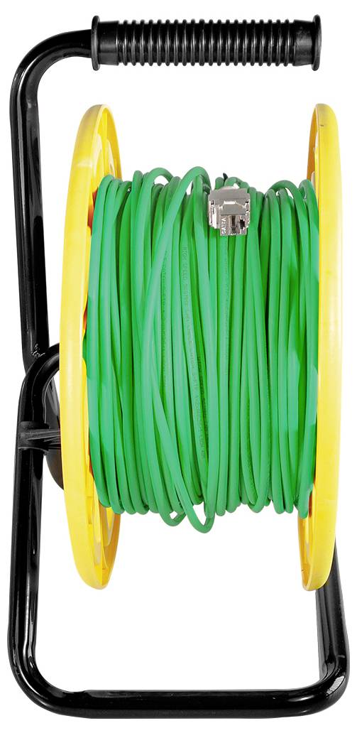 Eine schwarz-gelbe Spule, die eine aufgewickelte grüne Verlängerungsschnur mit einem Stecker am Ende trägt, die zum Organisieren und ordentlichen Aufbewahren von Kabeln konzipiert ist.