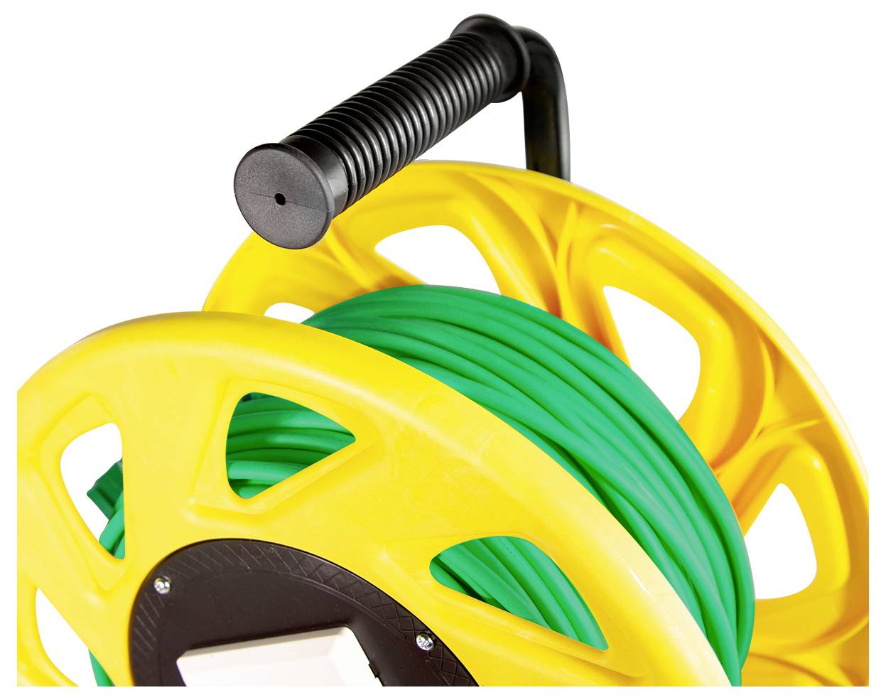 Eine gelbe Gartenschlauchrolle mit einem schwarzen Griff, ordentlich aufgewickelt mit einem grünen Schlauch.
