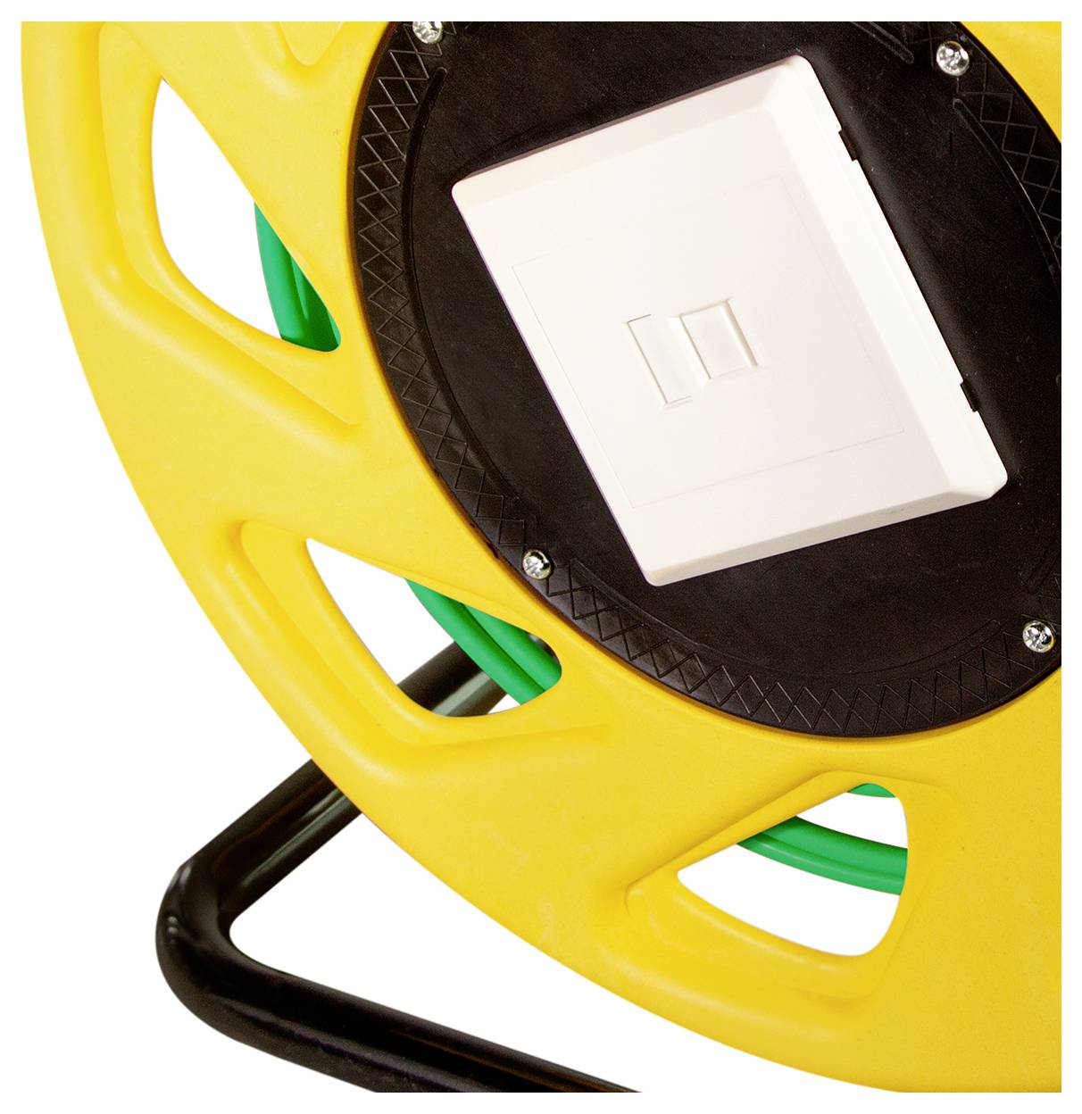 Eine gelbe und schwarze Kabeltrommel mit grünem Kabel, das innen aufgewickelt ist und auf einem schwarzen Gestell ruht.