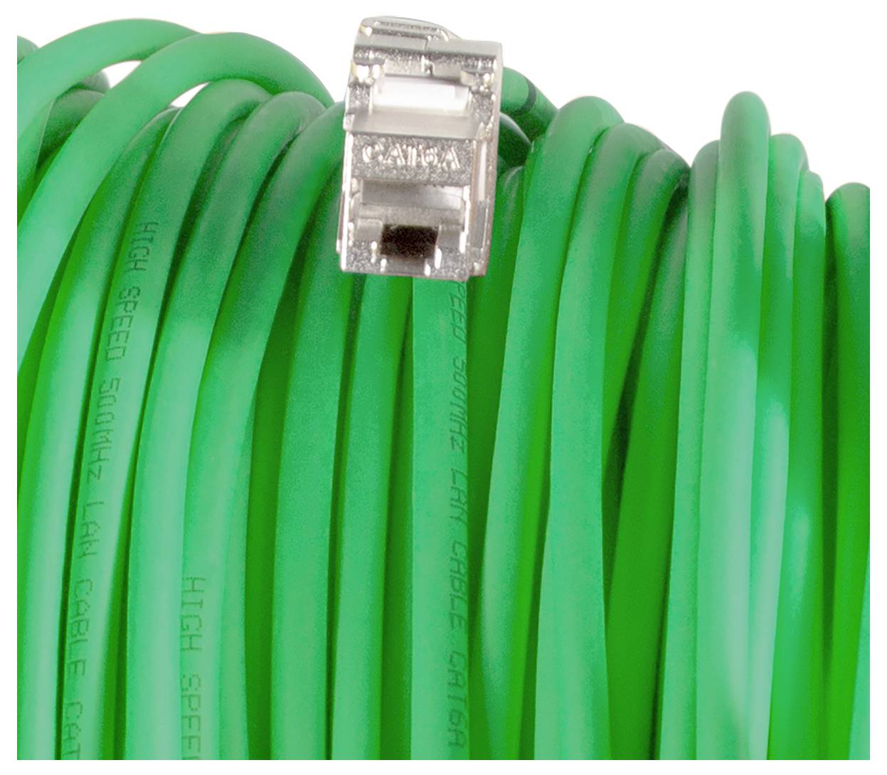 Ein grünes High-Speed-LAN-Kabel mit 500 MHz und einem transparenten Stecker ist fest aufgewickelt.
