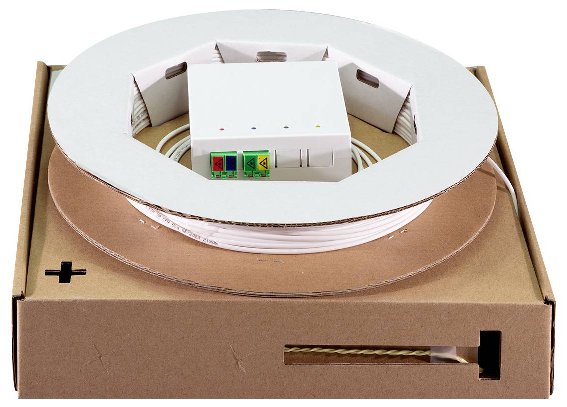 Eine Kartonbox, die ein aufgerolltes weißes Kabel, ein kleines weißes elektronisches Gerät mit drei farbigen Etiketten und ein separates Fach für Zubehör enthält.