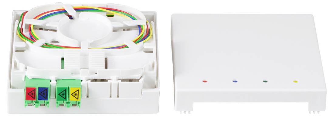 Zwei weiße Geräte; eines zeigt farbige Kabel und Anschlüsse, das andere verfügt über farbige Signallichter. Wahrscheinlich im Zusammenhang mit Netzwerk- oder Telekommunikationstechnik.