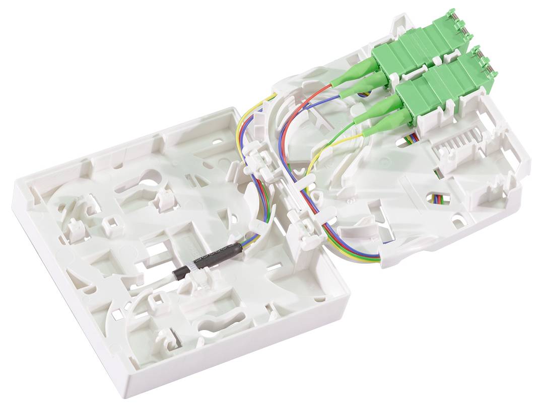 Wandmontage-Verteilerdose FTTX mit Glasfaserkabeln und Anschlüssen im Inneren, entwickelt für Netzwerkanwendungen in der Telekommunikation.