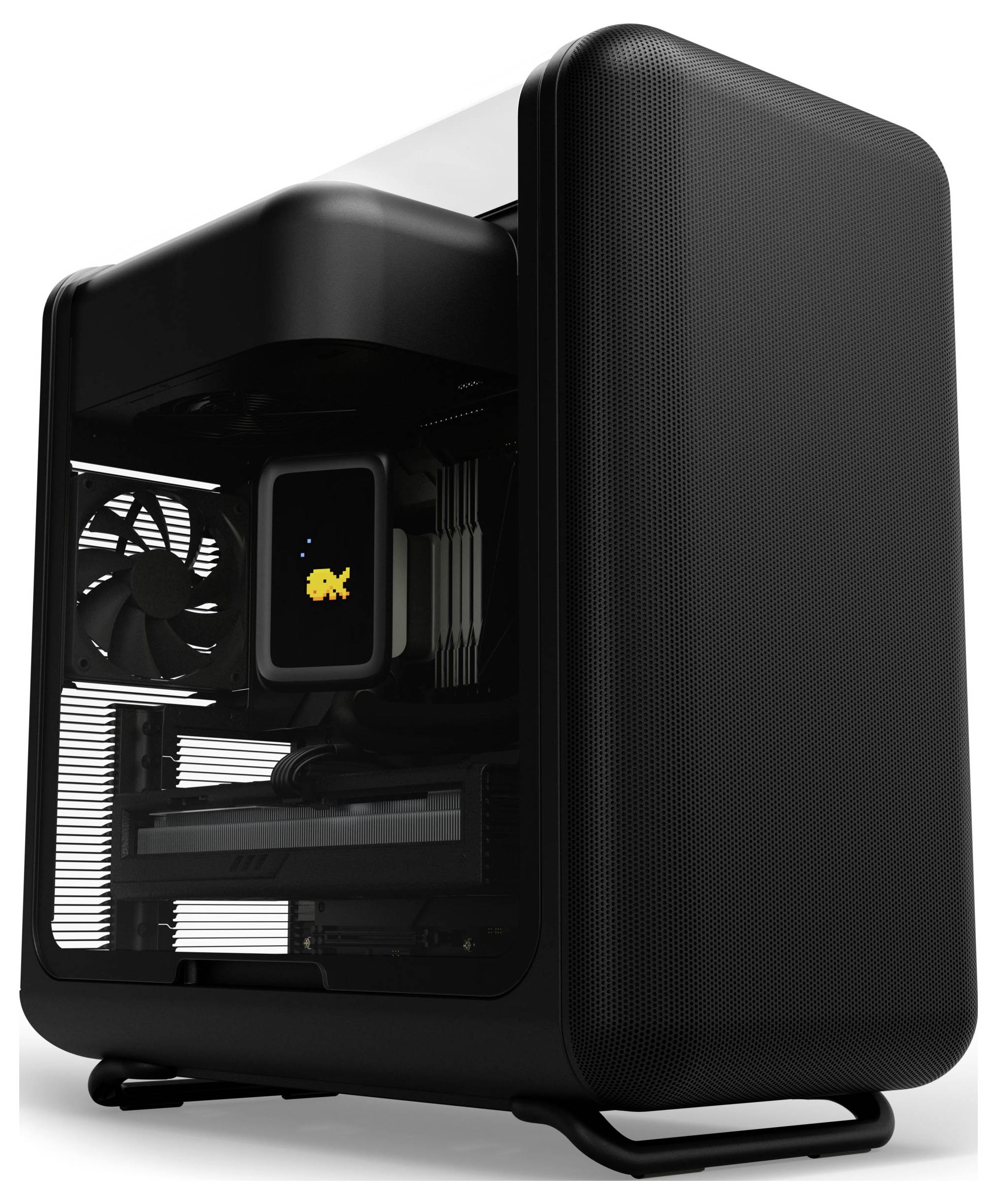 Ein schlanker, schwarzer Computer-Tower mit einem Mesh-Frontpaneel und sichtbarem internem Lüfter, schräg auf weißem Hintergrund positioniert.