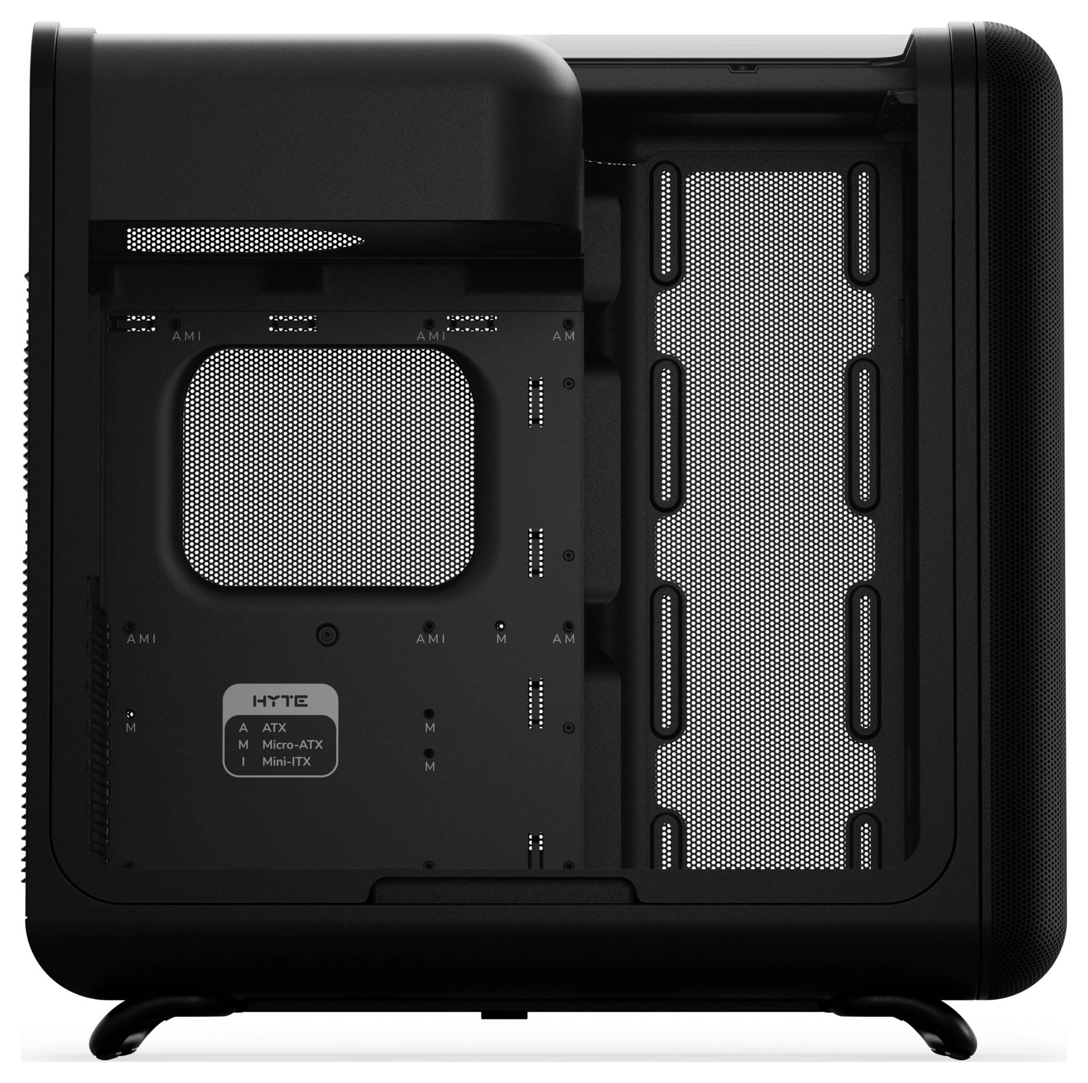 Ein schwarzes Computergehäuse mit einem transparenten Seitenpaneel, das interne Fächer für ein Motherboard, Lüfter und andere Komponenten zeigt.