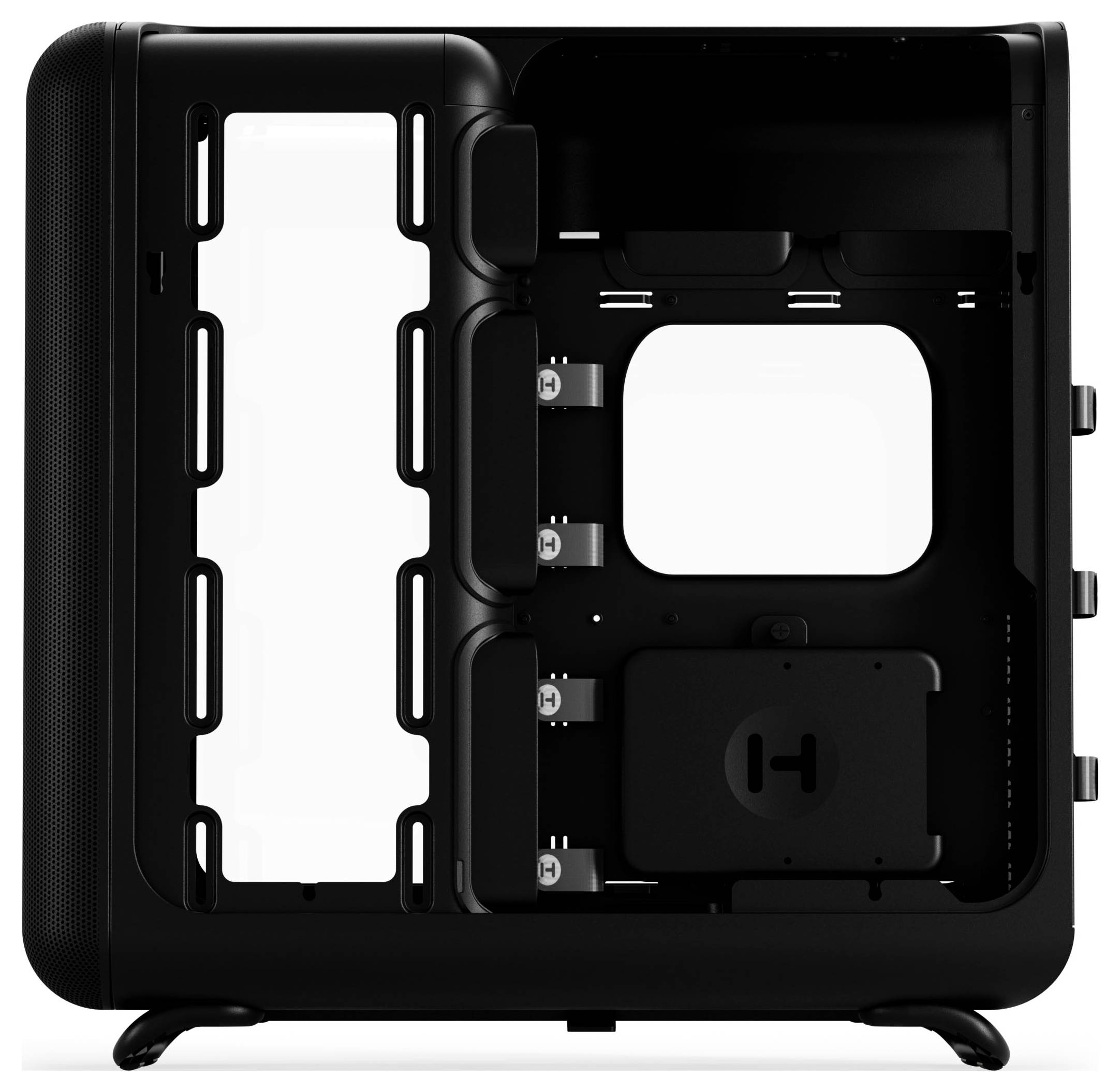 Ein kompaktes, schwarzes Computergehäuse mit entferntem Seitenpanel, das interne Montageklammern und Aussparungen für Komponenten zeigt.