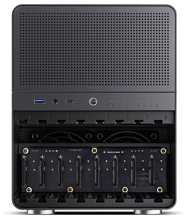 Ein schwarzes Technologiegerät mit Steckplätzen für Komponenten, höchstwahrscheinlich ein Computerserver oder eine Speichereinheit. Die Vorderseite zeigt mehrere leere Steckplätze und Tasten.