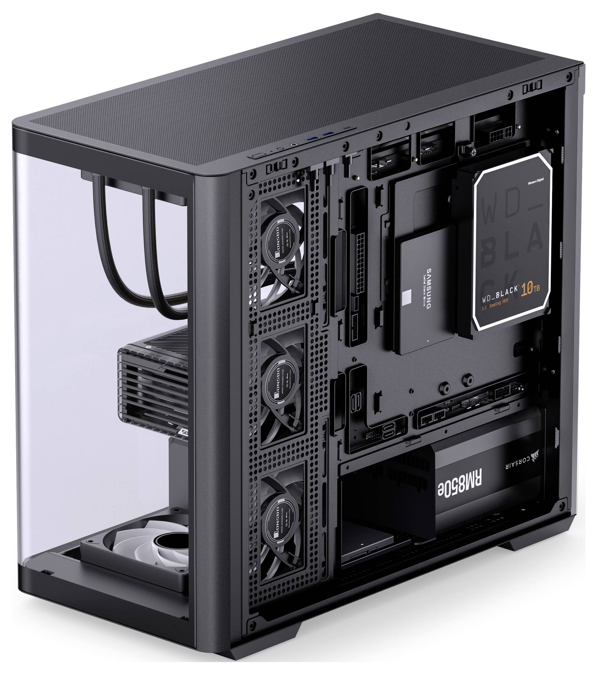 Eine Seitenansicht eines offenen schwarzen Computergehäuses, das Innenkomponenten präsentiert, einschließlich Kühlventilatoren, einer WD Black SSD und eines RM850e Netzteils.