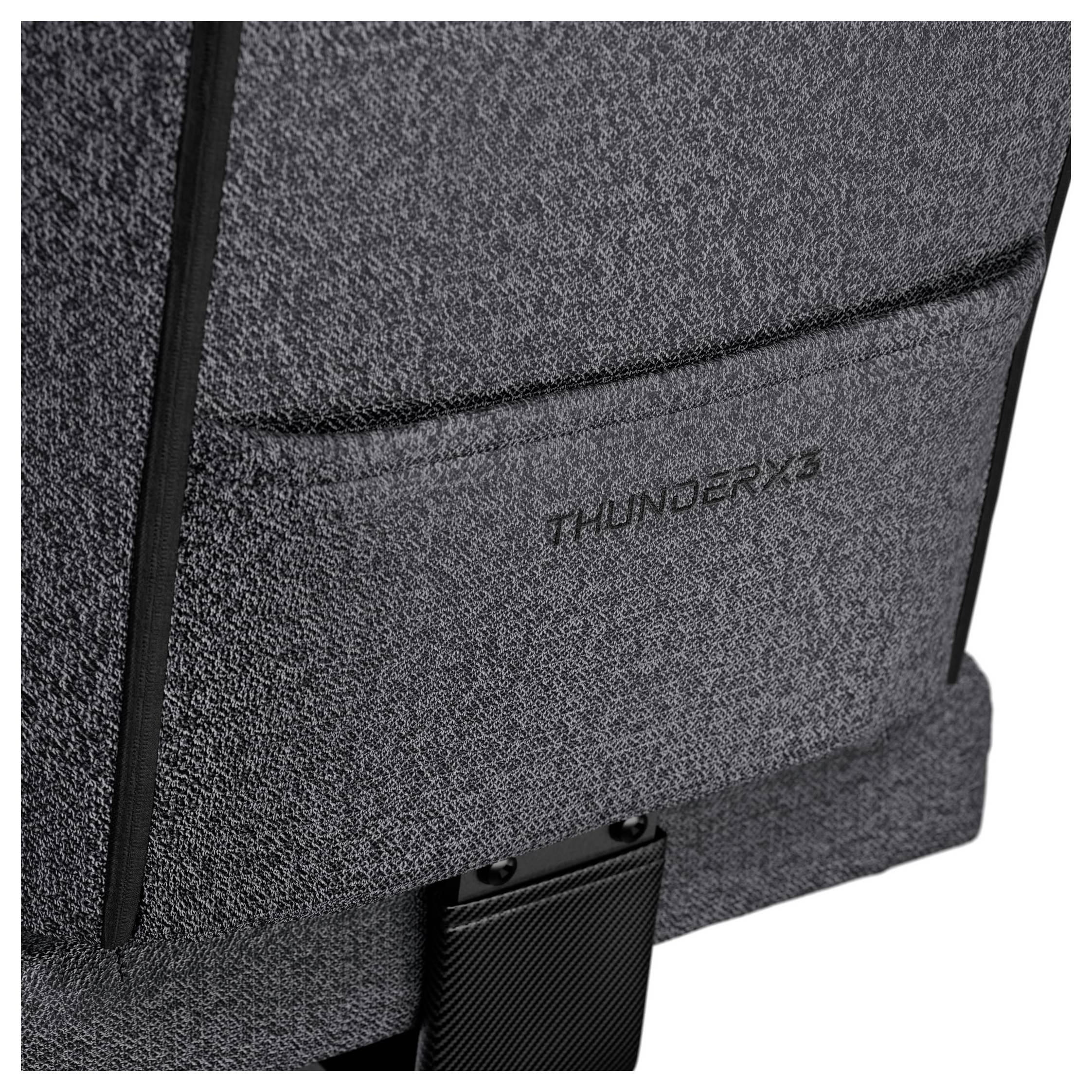 Grauer Rückenlehne eines Stuhls mit der Aufschrift 