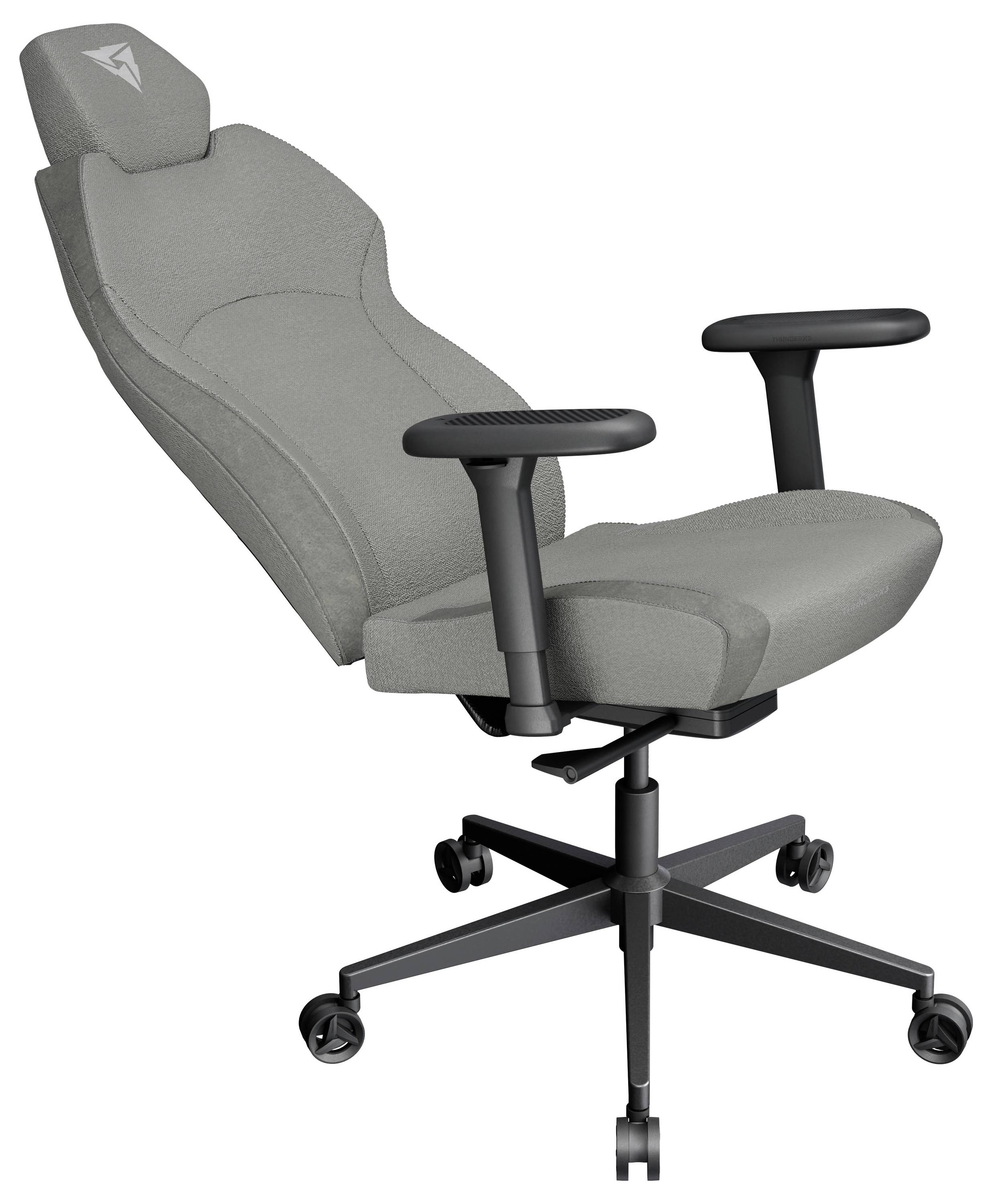 Ein grauer ergonomischer Bürostuhl mit verstellbaren Armlehnen, hoher Rückenlehne und Laufrollen, leicht nach links gedreht.