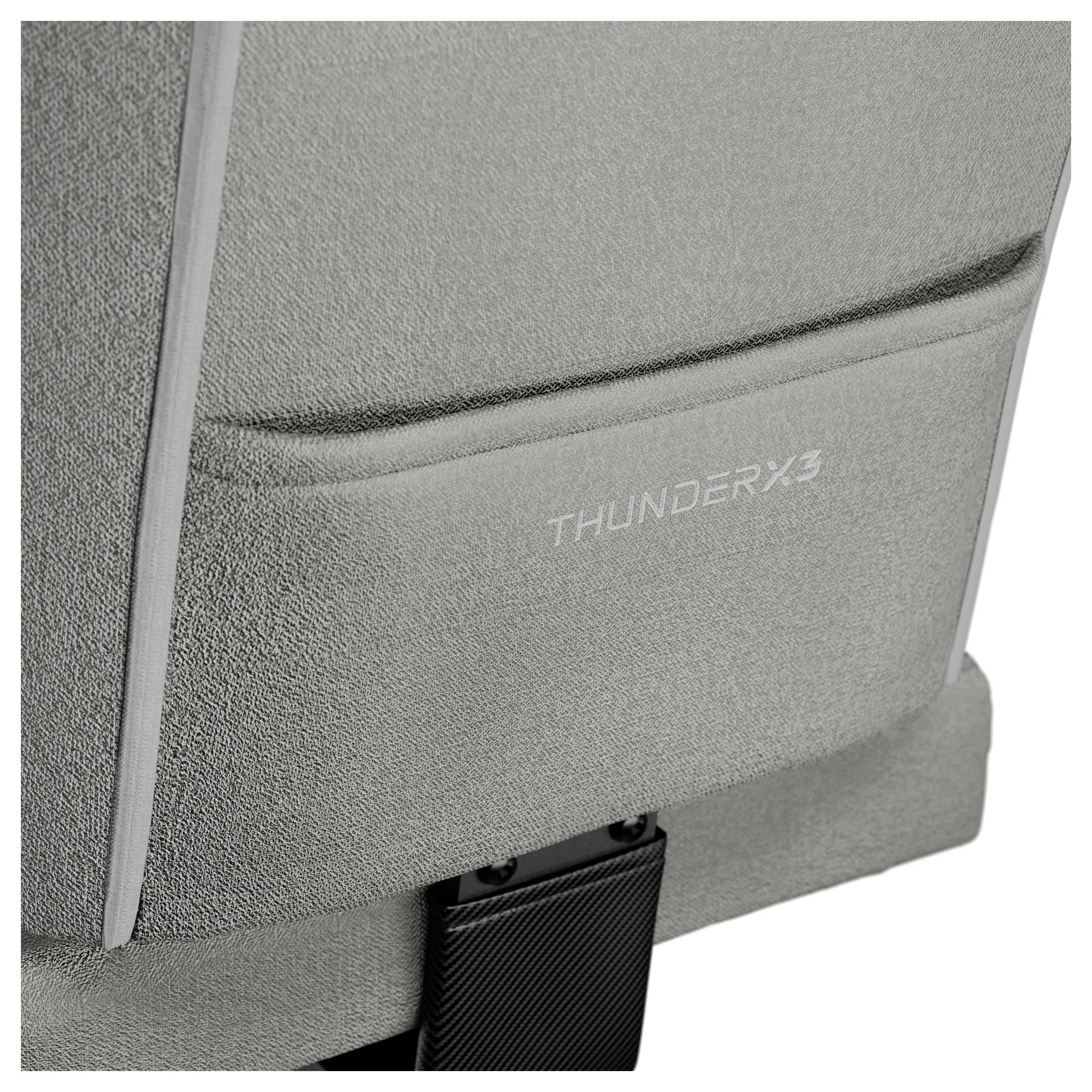 Eine Nahaufnahme der Rückenlehne eines grauen Stuhls mit einem in Weiß bestickten 'THUNDERX3' Logo. Der Stoff wirkt strukturiert und detailliert.