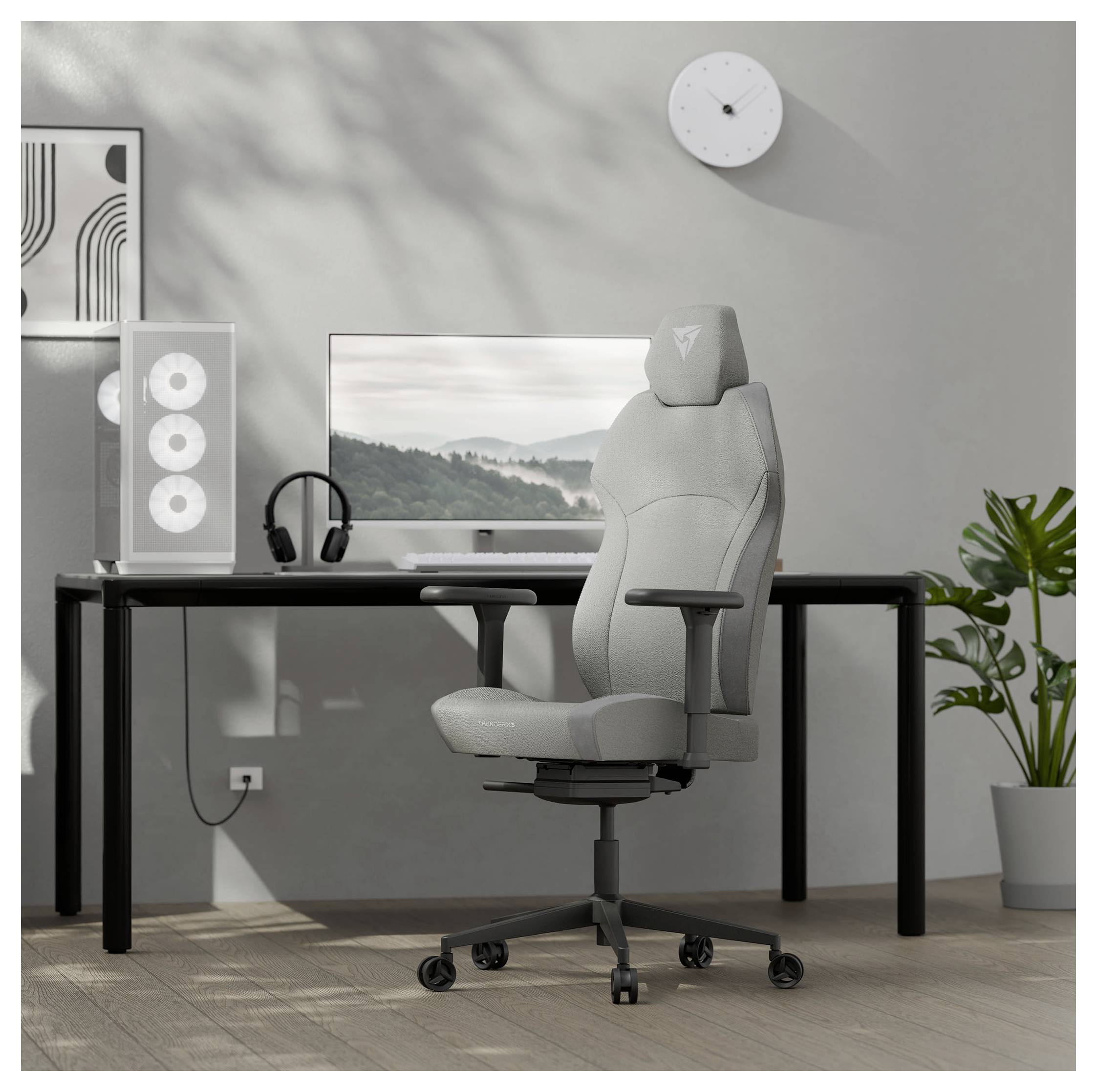 Ein modernes Home Office mit einem eleganten Schreibtisch, Computermonitor, Gaming-Stuhl, Headset und einer hohen Pflanze, alle in neutralen Tönen.